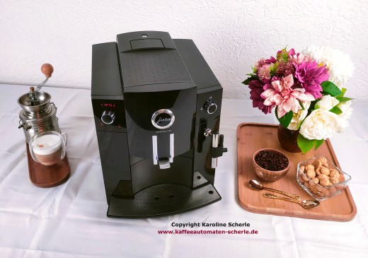 Generalüberholte JURA Impressa C60 in Piano Black mit Kaffeeauslauf, Klartextdisplay und Feinschaumdüse von vorne