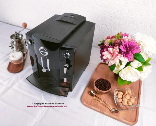 Schwarzer JURA C60 Kaffeevollautomat aus schräger Perspektive mit höhenverstellbarem Kaffeeauslauf und Cappuccinatore