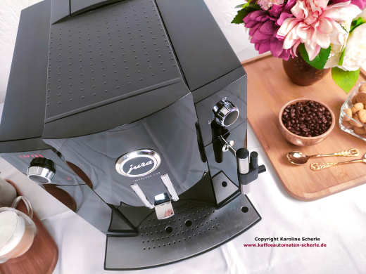Detailansicht der JURA Impressa C60 mit Feinschaumdüse für Cappuccino und Milchschaum sowie Drehknopf für Dampf und Heißwasser