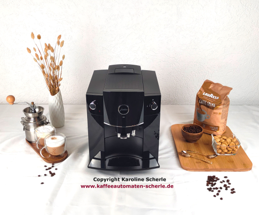 JURA D60 in Schwarz / Piano Black von vorne mit zwei Drehknöpfen und Feinschaumdüse direkt neben dem Kaffeeauslauf