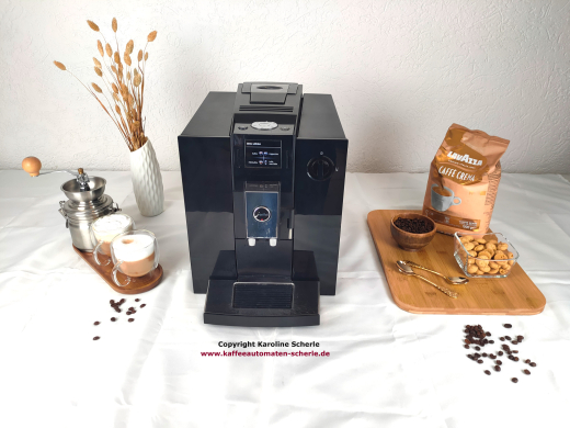 JURA F9 in Schwarz von vorne mit TFT-Display, zentralem Chrom-Kombiauslauf und rechtem Heißwasserdrehknopf