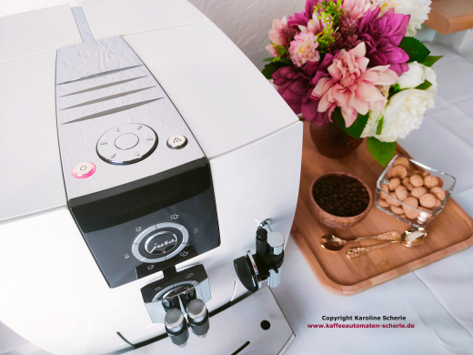 JURA J5 Piano White schräg von oben mit Rotary Switch, Getränketasten und montierter Profi-Cappuccino-Düse