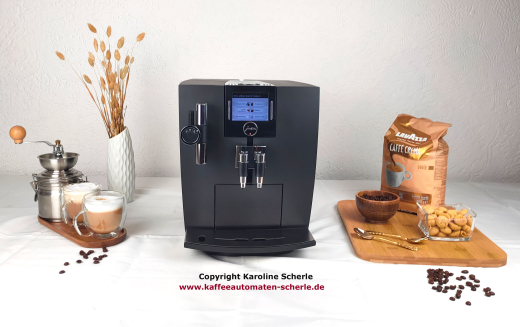 JURA Impressa J80 von vorne mit matten schwarzen Frontflächen, TFT-Farbdisplay und seitlichem Cappuccino-Auslauf