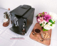 Schwarzer JURA C60 Kaffeevollautomat aus schräger Perspektive mit höhenverstellbarem Kaffeeauslauf und Cappuccinatore